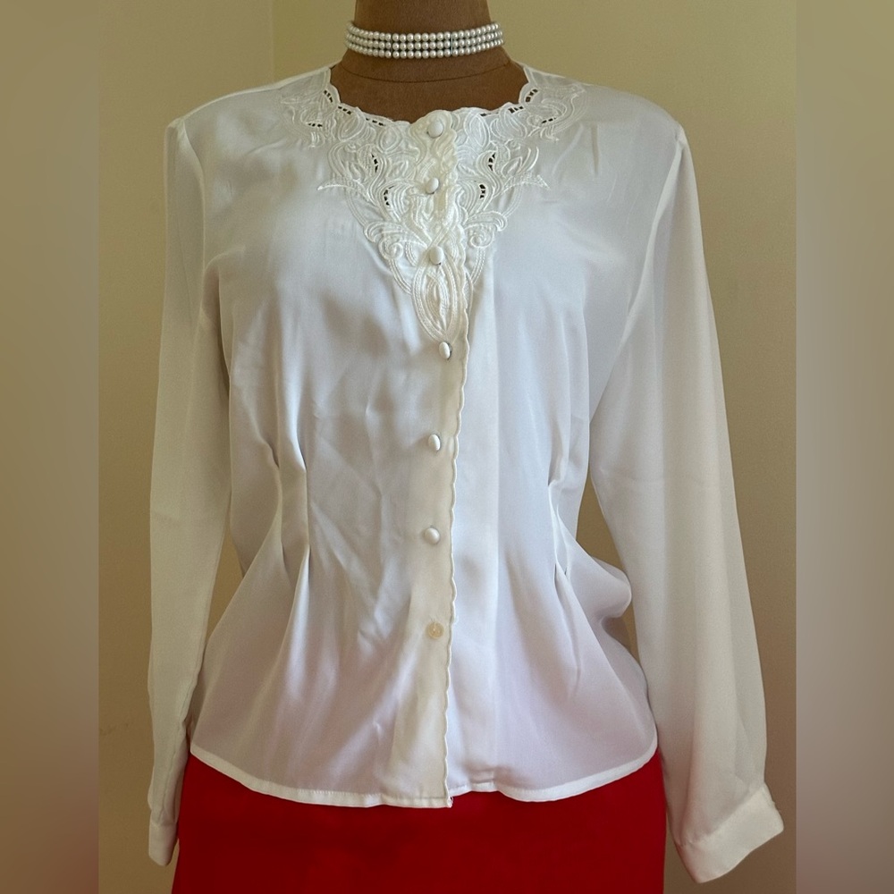 Christie & Jill White Sheer Fabric Buttons. Front Has Embroidery Detailed Sz.10